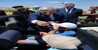 Vali Kamçı Trafik Denetimine Katıldı, Vatandaşlara Kırmızı Düdük Ve Karanfil Verdi