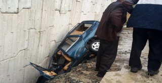 Fren Yerine Gaza Basınca Duvara Çarptı: 2 Yaralı