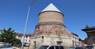 Dabaz Hastalığına Yakalananlar Bu Minareye Geliyor