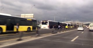 Okmeydanında Metrobüs Kaza Yaptı. Kaza Nedeniyle Metrelerce Uzunluğunda Metrobüs Kuyruğu Oluştu.