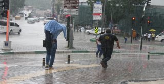 Bursada Kısa Süren Yağış Hayatı Olumsuz Etkiledi