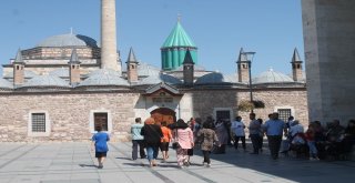 Binlerce Yerli Yabancı Turist Mevlana Hazretlerinin Türbesine Akın Etti