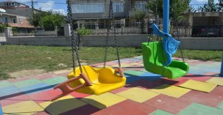 Parklardaki Oyun Gruplarını Tahrip Ettiler