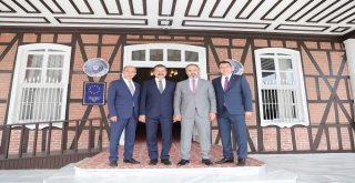 Kırmızı Dipli Mumla Yağlı Güreş Daveti