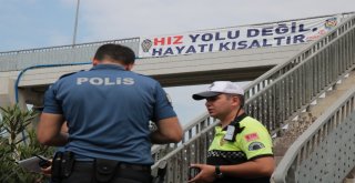 Hız Yolu Değil, Hayatı Kısaltır Pankartı Bulunan Üst Geçide Çarpan Otomobilde Can Verdi