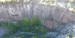 5 Milyon Yıllık Altıgen Prizmalar Şeklindeki Kayalık Görenleri Şaşırtıyor