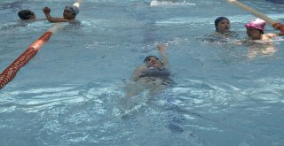 Kırsal Mahalle Sakini Çocuklara Tepebaşı Belediyesinden Karne Hediyesi