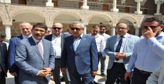 Arınç, Kapatılan Fetönün Öğrenci Yurdundaki Yenileme Çalışmalarını İnceledi