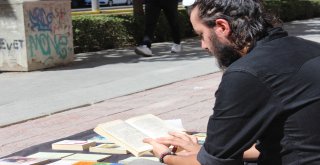 Cadde Kenarında Kitap Sergisi