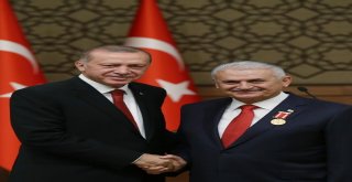 Cumhurbaşkanı Recep Tayyip Erdoğan Tarafından Tbmm Başkanı Binali Yıldırıma Cumhurbaşkanlığı Külliyesinde Düzenlenen Törenle Devlet Şeref Madalyası Tevcih Edildi.