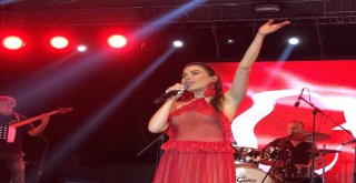 Burcu Güneş Sevilen Şarkılarını Hayranlarıyla Birlikte Seslendirdi