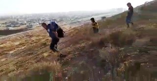 Polis Yaralı Suriyeli Kadını Sırtında 2 Kilometre Taşıdı