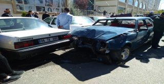 Sürücüsü Direksiyon Hakimiyetini Kaybeden Otomobil 7 Araca Çarptı: 3 Yaralı
