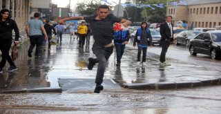 Erzurumda Sağanak Sele Dönüştü