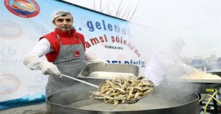 Bağcılarda 10 Bin Kişiye 5 Ton Hamsi İkram Edildi