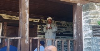 Cami Kilitli Kaldı, İmam Avluda Namaz Kıldırdı