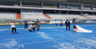 Düğün Fotoğraflarını Aşklarının Başladığı Atletizm Sahasında Koşarak Çektirdiler