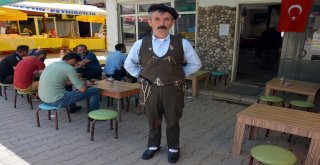 Müşterilerini Kaval Çalarak Karşılıyor, Yöresel Kıyafetiyle Çay Servisi Yapıyor
