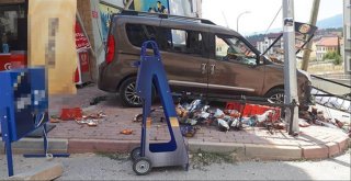 Sürücüsü Olmayan Araç Markete Daldı