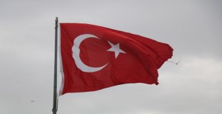 İstanbulda Şiddetli Rüzgar Vatandaşlara Zor Anlar Yaşattı