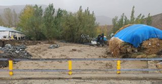 Yüksekova Adaklı Köyü Sel Suları Altında Kaldı