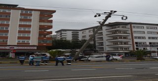 Yoldan Çıkan Otomobil Orta Refüjdeki Elektrik Direğine Çarptı: 3 Yaralı