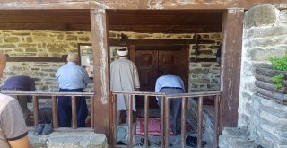 Cami Kilitli Kaldı, İmam Avluda Namaz Kıldırdı