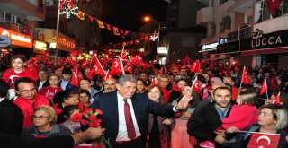 İzmirdeki Cumhuriyet Coşkusu Gece Boyu Devam Etti