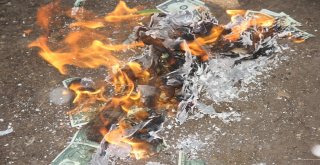 Adanalılar İphonu Boykot Etti, Dolar Yaktı