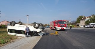 Düzcede Kaza Yapan Minibüs Ters Döndü: 2 Yaralı