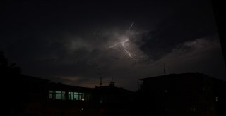 İstanbulda Şimşekler Geceyi Aydınlattı