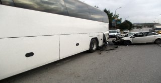 Servis Otobüsüne Arkadan Çarpan Otomobilin Sürücüsü Ağır Yaralandı