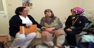 Evde Bakıma Muhtaç Vatandaşların Yardımına Onlar Koşuyor