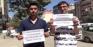 (Özel) Liseli Öğrencilerden Kaldırım İşgaline Afişli Tepki