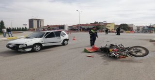 Otomobille Çarpışan Motosiklet Sürücüsünü Kaskı Kurtardı