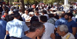 Başkan Sarıkurt, Vatandaşlara Aşure İkram Etti