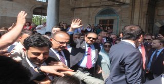 Pakistan Cumhurbaşkanı Hüseyin, Mevlana Hazretlerinin Türbesini Ziyaret Etti