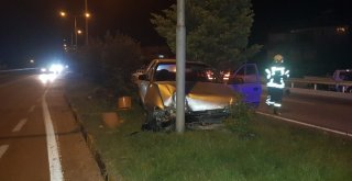 Direksiyon Hakimiyetini Kaybeden Araç, Direğe Çarparak Durabildi