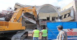 Boluda 45 Yıllık Belediye Binası Törenle Yıkıldı