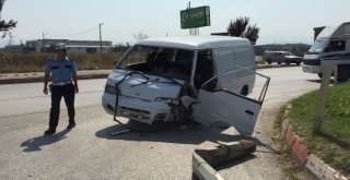 Minibüs İle Otomobil Çarpıştı: 2 Yaralı