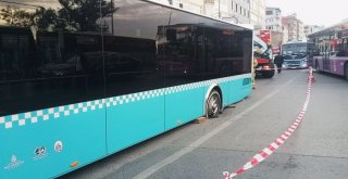 Kadıköyde Yol Çöktü, Özel Halk Otobüsünün Tekeri İçine Düştü