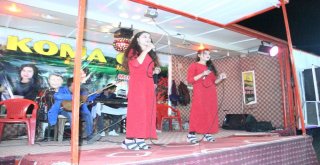 Ailece Müzik Yaparak Geçimlerini Sağlamaya Çalışıyorlar