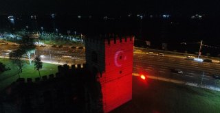 (Özel Haber) İstanbulun Surları Kırmızı Beyaza Büründü