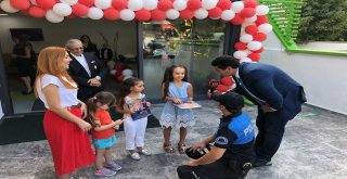 Polislerden Yeni Eğitim Ve Öğretime Başlayan Öğrencilere Hediye