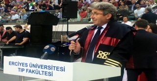 Diplomasını Rektör Olan Babasının Elinden Aldı