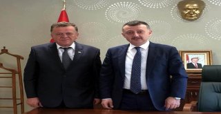 Vali Büyükakından Türk Kızılayına Kurban Bağışı