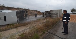 Devrilen Talaş Yüklü Tır Alev Aldı