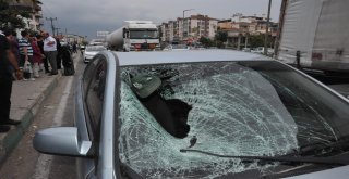 Gözlüğü Ve Şapkası Otomobilin Camına Yapıştı