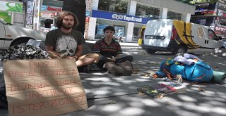 Dünya Turu İçin Otostopla Şehir Şehir Gezerek Bileklik Satıyorlar