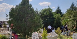 Gölete Uçan Otomobilde Hayatını Kaybedenlerden 3Ü Toprağa Verildi
